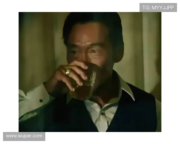 司徒浩南重出江湖！郑浩南香港街头再现经典造型，网友：青春回来了(1)